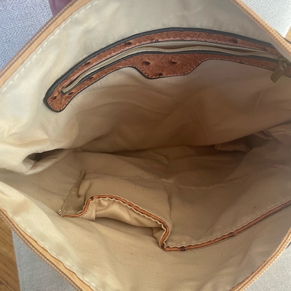 Versatile bag with expandable sides and multiple strap usage - Picture 8 of 10